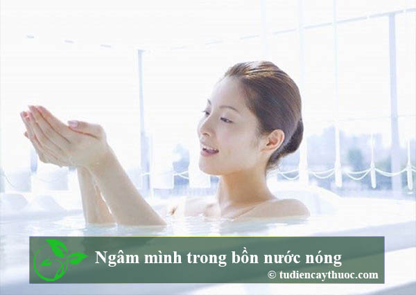 ngâm mình trong nước